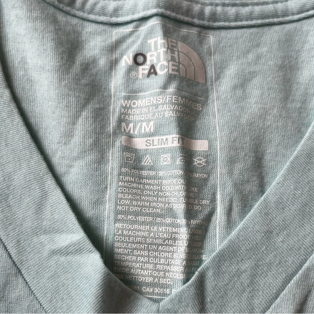 The North Face V-Neck T-Shirt Short Sleeve Lightweight - Picture 6 of 6